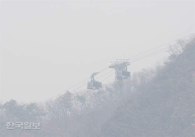 지난달 30일 오후 짙은 미세먼지로 서울 남산 케이블카가 뿌옇게 보인다. 한국일보 자료사진