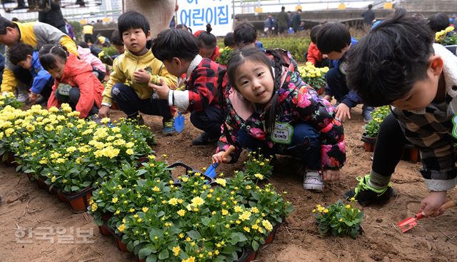 [저작권 한국일보] 5일 오전 서울 중랑구 묵동천 자연학습장 일대에서 열린 식목일을 맞아 장미와 꽃을 심는 행사에서 어린이들이 다알리아를 심고 있다. 2017.4.5/ 류효진기자 /2017-04-05(한국일보)