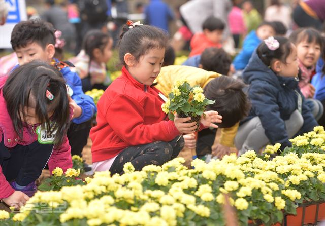 [저작권 한국일보] 5일 오전 서울 중랑구 묵동천 자연학습장 일대에서 열린 식목일을 맞아 장미와 꽃을 심는 행사에서 어린이들이 다알리아를 심고 있다. 2017.4.5/ 류효진기자 /2017-04-05(한국일보)