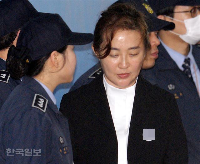 '대통령 비선 진료'와 관련해 박채윤(48) 와이제이콥스메디컬 대표가 5일 오후 서울중앙지법에 출두하고 있다. 박 대표는 현재 구속 수감 중이며, 남편인 김영재 원장은 불구속 상태에서 재판을 받고 있다. 홍인기 기자