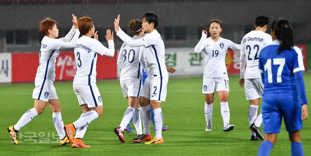 한국이 5일 평양 김일성경기장에서 열린 여자 축구 아시안컵 예선 B조 1차전에서 인도를 상대로 골을 넣은 뒤 기뻐하고 있다. 평양=서재훈 기자 spring@hankookilbo.com