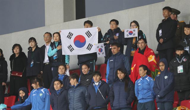 태극기를 들고 한국을 응원하는 대한축구협회 관계자들의 모습. 평양=사진공동취재단