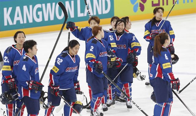 여자 아이스하키 대표팀이 5일 강릉 관동 하키센터에서 열린 2017 IIHF 아이스하키 여자 세계선수권대회 디비전Ⅱ 그룹 A 대회 호주와 경기에서 완승을 거둔 뒤 환호하고 있다. 강릉=연합뉴스