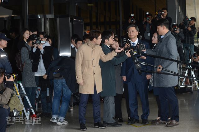 [0406-1] [저작권 한국일보]우병우 전 청와대수석이 6일 오전 서울 서초구 중앙지검에 출두 포토라인에서 기자들의 질문에 답하고 있다. 2017.04.06 신상순 선임기자ssshin@hankookilbo.com/2017-04-06(한국일보)