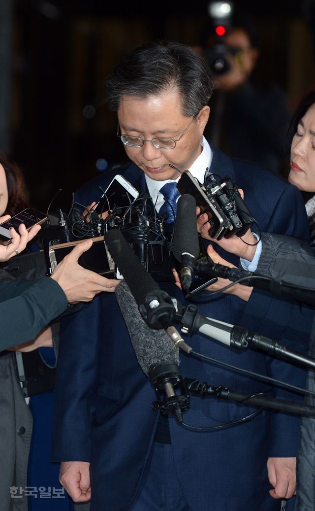 [0406-21] [저작권 한국일보]우병우 전 청와대수석이 6일 오전 서울 서초구 중앙지검에 출두 , 포토라인에 서 기자들의 질문에 답하며 고개를 숙이고 있다.2017.04.06 신상순 선임기자ssshin@hankookilbo.com /2017-04-06(한국일보)