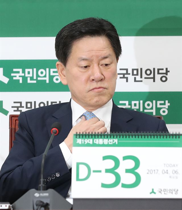 주승용 국민의당 원내대표가 6일 국회에서 열린 원내정책회의에서 조배숙 정책위의장의 발언을 경청하고 있다. 연합뉴스