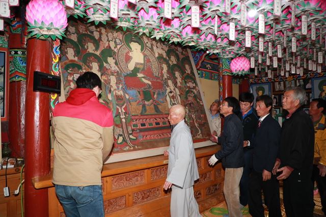 경북 예천 보문사에서 도난 당했다가 환수한 불화(아미타불회도)를 극락전에 걸고 있다. 예천군 제공