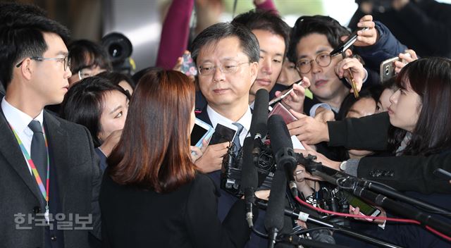 서울 서초동 서울중앙지검으로 소환되며 질문하는 기자를 바라보는 우 전 수석. 배우한 기자 bwh3140@hankookilbo.com