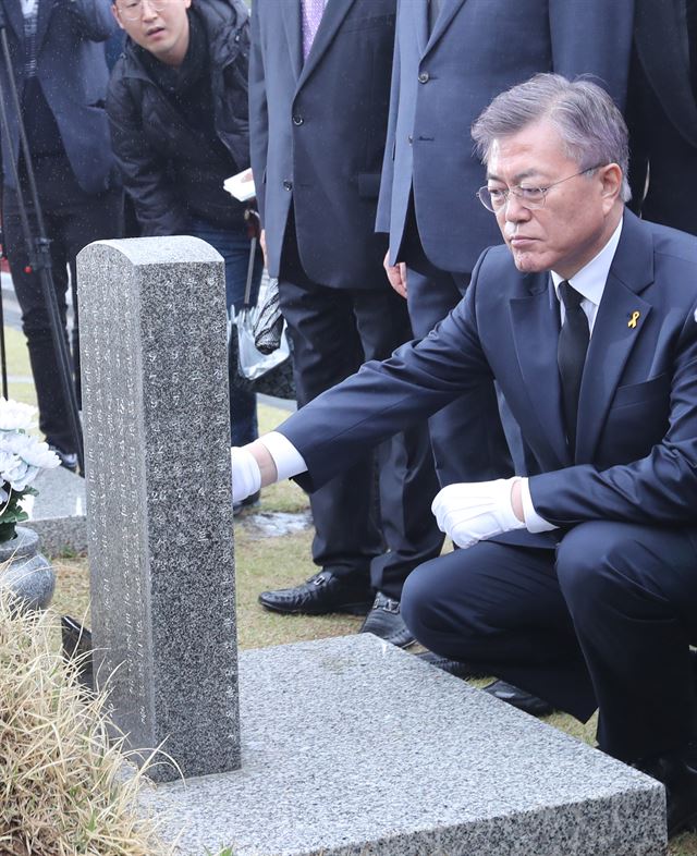 6일 오전 더불어민주당 문재인 대선후보와 일행이 광주 국립5.18민주묘지를 방문, '님을위한행진곡' 주인공인 고 윤상원 열사 묘역을 참배하고 있다. 광주=연합뉴스