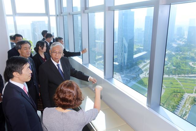 개관 2주년을 맞은 인천경제자유구역청 홍보관은 외국 대통령 등 주요 국빈들의 방문이 잇다르는 등 투자유치 촉매 역할을 하고 있다.