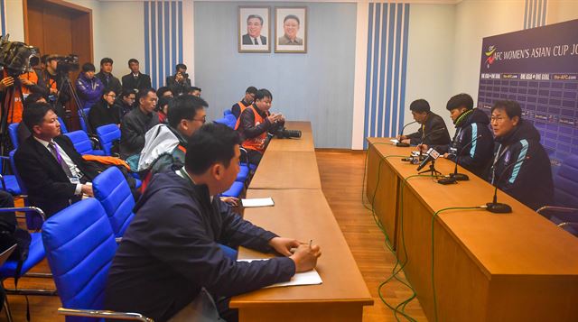 여자축구대표팀 윤덕여 감독이 5일 평양 김일성경기장에서 열린 AFC 여자축구 아시안컵 예선전에서 인도를 10-0으로 꺾고 기자회견을 하고 있다. 평양=서재훈기자 spring@hankookilbo.com