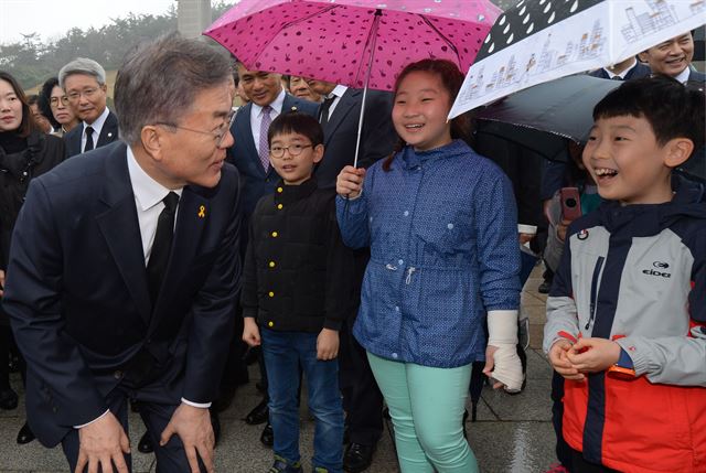 문재인 더불어민주당 대선 후보가 6일 광주 국립 5.18 민주묘지를 참배한 뒤 어린이들과 대화하고 있다. 광주= 뉴시스