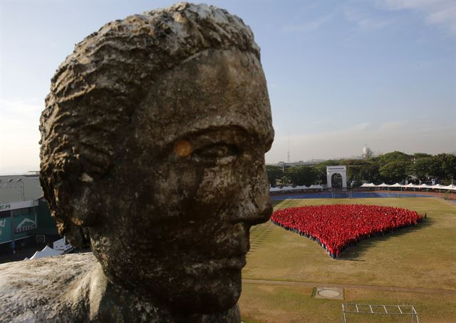 세계보건기구(WHO) 설립을 기념하는 '세계 보건의 날'을 맞은 7일(현지시간) 필리핀 마닐라 동부 마리키나에서 필리핀 혈액센터와 마키나 지역정부 주관으로 열린 행사에 참석한 4817명의 시민들이 대형 혈액방울을 만들어보이고 있다. 한편, 올해 세계 보건의 날의 주제는 '우울증 예방(Depression:Let's talk)'이다. EPA 연합뉴스