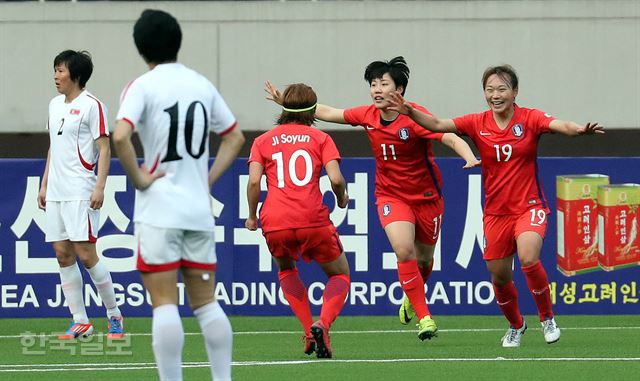 한국 장슬기(맨 오른쪽 19번)가 7일 평양 김일성경기장에서 벌어진 북한과 2018 여자 아시안컵 예선 B조 2차전에서 후반 천금의 동점골을 터뜨린 뒤 환호하고 있다. 한국은 5만 관중의 일방적인 응원 속에서도 소중한 1-1 무승부를 거뒀다. 평양=서재훈 기자 spring@hankookilbo.com