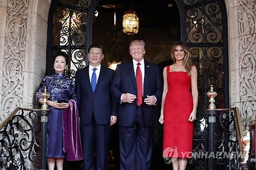 지난 6일(현지시간) 미국 플로리다주 팜비치의 마라라고 리조트에서 미중 정상 부부가 만찬회동에 앞서 기념촬영을 하고 있다. 맨 왼쪽이 펑리위안 여사, 맨 오른쪽이 멜라니아 여사. 팜비치=AP 연합뉴스