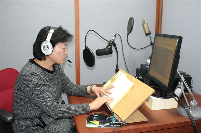 “누님요, 밤 바다 보름 달빛이 기막힌 구계항 한번 놀러 오이소!” 김동원 시인의 시 ‘구계항’을 녹음하고 있는 강순화씨. 김광원기자 jang750107@hankookilbo.com