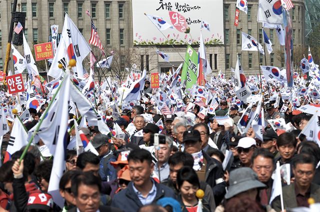 8일 오후 서울 덕수궁 대한문 앞에서 열린 제5차 대통령 탄핵무효 국민대회에서 참가자들이 태극기를 흔들고 있다. 뉴스1