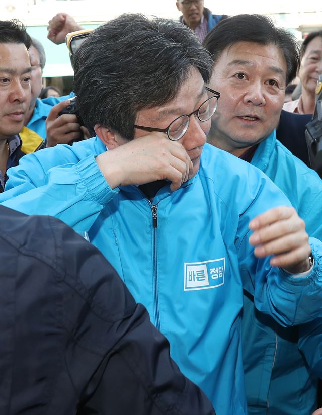 유승민 바른정당 대선후보가 8일 오후 대구 칠성시장에서 지지자의 환영을 받던 중 눈물을 흘리고 있다. 대구=연합뉴스