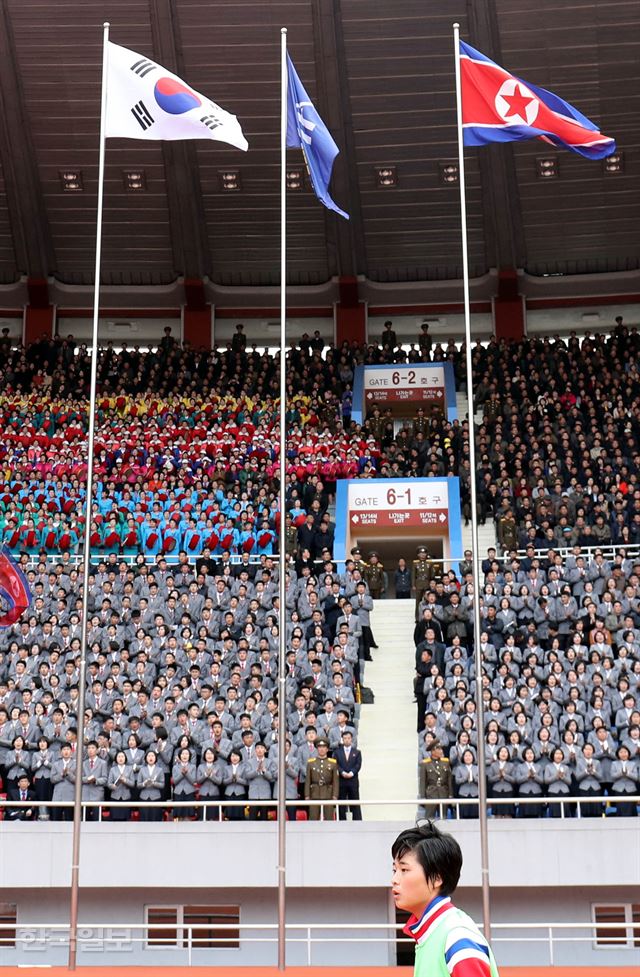 7일 한국과 북한의 여자 아시안컵 예선 B조 2차전이 열린 평양 김일성경기장에 태극기와 인공기가 나란히 걸려 있다. 평양=서재훈 기자 spring@hankookilbo.com