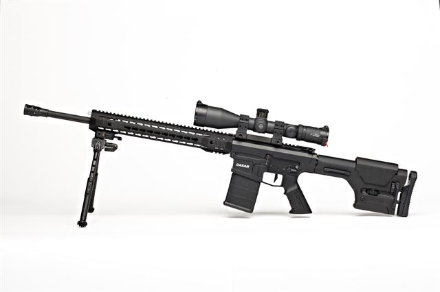 다산기공이 제조한 DSR762 저격총. 미국이 개발한 AR-15(M16)를 개량항 소총이다.