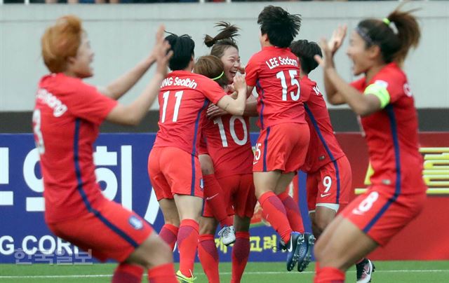 한국이 9일 여자 아시안컵 예선 B조 2차전에서 홍콩을 6-0으로 이겨 본선 진출에 청신호를 켰다. 사진은 지난 7일 남북전에서 동점골을 넣은 뒤 환호하는 모습. 평양=서재훈 기자 spring@hankookilbo.com