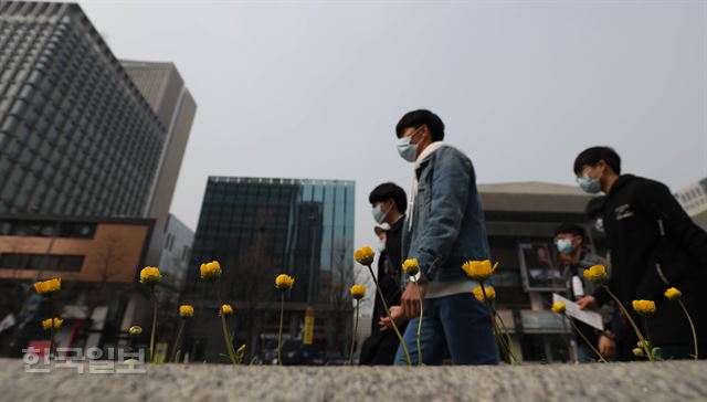 서울을 비롯한 수도권 미세먼지 농도가 '나쁨' 수준을 보인 지난달 28일 서울 종로구 광화문 광장 인근에서 학생들이 마스크를 쓴 채 거리를 걷고 있다. 서재훈 기자