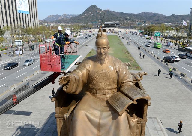 봄을 맞아 10일 오전 서울 광화문광장에서 서울시 관계자들이 세종대왕상을 세척하고 있다. 홍인기 기자