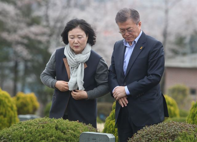 문재인(오른쪽) 더불어민주당 대선후보와 부인 김정숙씨가 5일 경남 양산에 위치한 부친 묘소를 찾아 추념하고 있다. 양산=연합뉴스