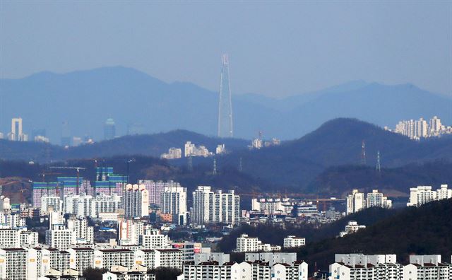 전국 미세먼지가 농도가 '좋음'에서 '보통' 수준을 보이는 10일 오후 인천시 연수구 포스코E&C센터 옥상에서 롯데월드타워가 보인다. 2017.4.10 인천=연합뉴스