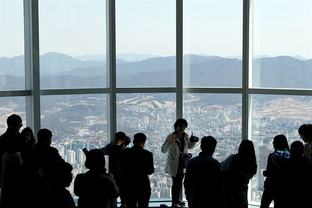 전국 미세먼지가 농도가 '좋음'에서 '보통' 수준을 보이는 10일 서울 롯데월드타워 118층 '서울스카이(Seoul Sky)' 전망대에서 시민들이 기념사진을 찍고 있다. 2017.4.10 서울=연합뉴스