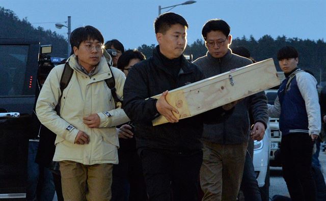 국립과학수사연구원 직원들이 지난달 28일 오후 전남 진도군 서망항에서 미수습자로 추정되는 유골을 수거하기 위해 세월호가 있는 동거차도 앞바다로 향하고 있다. 유골은 동물의 뼈로 밝혀졌다. 뉴스1