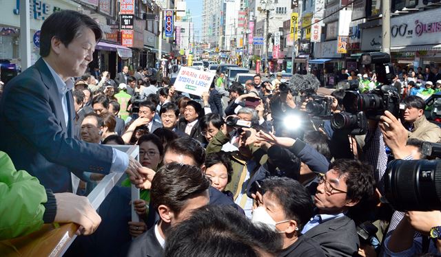 안철수 국민의당 대통령 후보가 4.12 재,보궐선거를 이틀 앞둔 10일 하남시장 보궐선거에 출마한 유형욱 후보의 지원유세를 하고 있다. 서재훈기자 spring@hankookilbo.com