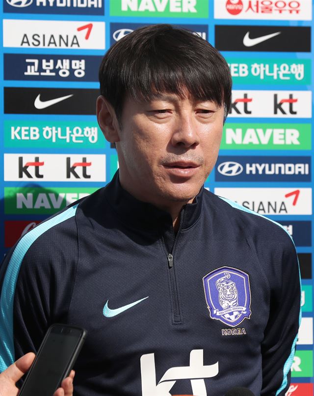 신태용 U-20 대표팀 감독이 10일 파주 국가대표트레이닝센터(NFC)에서 있었던 훈련 전 인터뷰에서 U-20 월드컵 목표를 밝히고 있다. 파주=연합뉴스