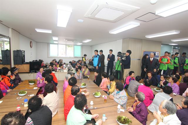 한국청단지도자연합회 회원들과 이태훈 달서구청장이 150여 명의 노인들에게 인사를 하고 있다. 김민규기자 whitekmg@hankookilbo.com