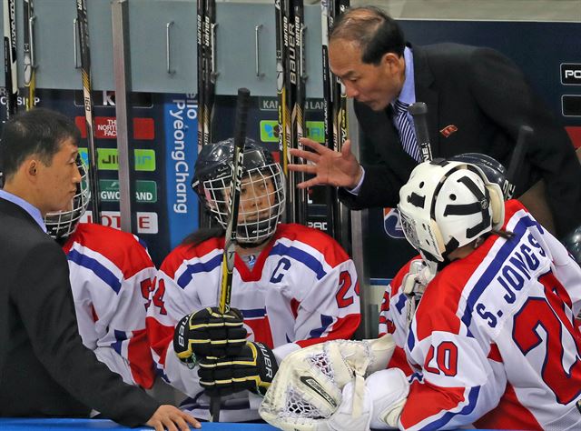 지난 2일 강원 강릉하키센터에서 열린 ‘2017 IIHF 세계여자선수권 대회’에서 북한 코치진인 선수들에게 작전 지시를 내리고 있다. 이날 경기에선 북한이 호주에게 1대2로 역전패를 당했다. 연합뉴스