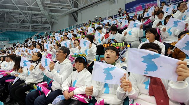 지난 2일 '2017 IIHF 여자 세계선수권 대회’가 열렸던 강원 강릉하키센터에서 남북공동응원단이 북한 대표팀을 응원하고 있다. 연합뉴스