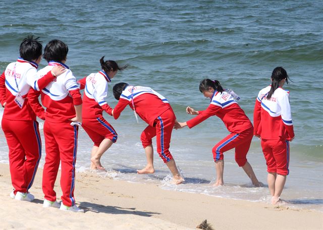 지난 3일 ‘2017 IIHF 여자 세계선수권 대회’에 참가한 북한 아이스하키 대표 선수들이 강릉 경포 바닷가에서 즐거운 시간을 보내고 있다. 연합뉴스