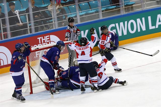 지난 5일 ‘2017 IIHF 여자 세계선수권 대회’에 참가한 북한 아이스하키 대표 선수들이 영국과의 경기에서 연장전 접전 끝에 3대2로 승리하면서 환호하고 있다. 연합뉴스