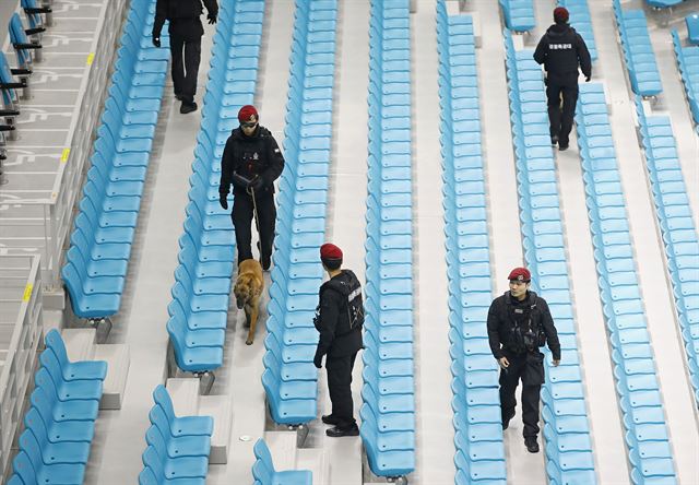 ‘2017 IIHF 여자 세계선수권 대회’가 열렸던 지난 6일 한국과 북한의 맞대결을 앞두고 경찰특공대원들이 탐지견들과 함께 경기장 내부를 수색하고 있다. 연합뉴스