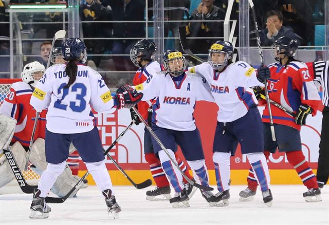 지난 6일 한국과 북한의 맞대결로 열렸던 ‘2017 IIHF 여자 세계선수권 대회’에서 선취점을 올린 한국 선수들이 기뻐하고 있다.. 연합뉴스