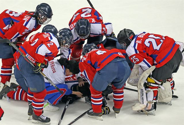 지난 6일 한국과 북한의 맞대결로 열렸던 ‘2017 IIHF 여자 세계선수권 대회’에서 경기 도중 한 북한 선수가 쓰러지자, 동료들이 걱정스럽게 살펴보고 있다. 연합뉴스