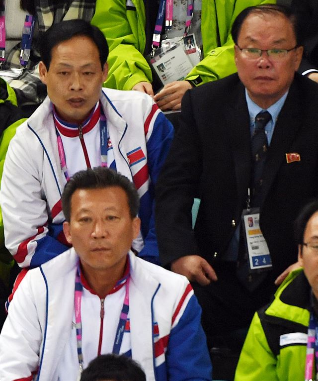 지난 8일 ‘2017 IIHF 여자 세계선수권 대회’에서 열렸던 북한과 슬로베니아의 경기를 문영성(뒷줄 오른쪽) 북한팀 단장 등 관계자들이 지켜보고 있다. 연합뉴스