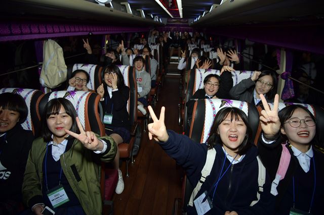 논산시 ‘중학생 글로벌 인재 해외연수 프로그램’에 참가한 강경여중 3학년 학생들이 10일 새벽 김포공항행 버스에 올라 환호하고 있다. 논산시 제공