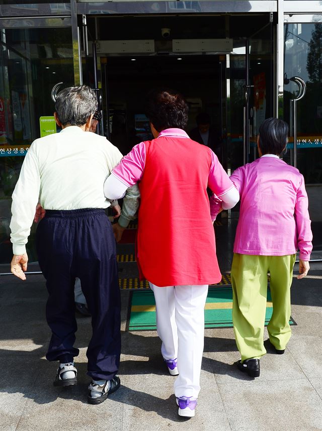 치매 환자를 앓고 있는 한 할아버지. 한국일보 자료사진(기사와 관련 없음)