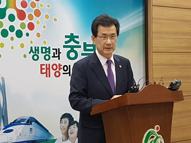 이시종 충북지사가 10일 도청 브리핑룸에서 충북경제자유구역 충주 에코폴리스 지구 사업 포기를 선언한 배경을 설명하고 있다. 한덕동 기자