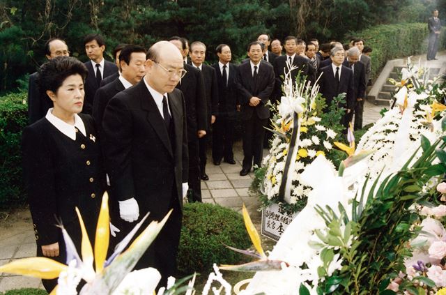 전두환 전대통령 내외가 1993년 10월 9일 상오 국립묘지에서 열린 '아웅산 순국외교사절 10주기 추도식'에 참석, 헌화한 뒤 고인들의 명복을 빌고 있다. 연합뉴스.