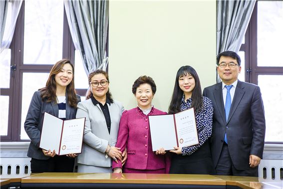 11일 서울 동대문구 경희대에서 ‘김복순장학기금’ 수여식이 열렸다. 왼쪽부터 김혜진(25) 학생, 故 김복순 여사의 둘째 딸 심명희씨, 지인 권현자씨, 이세지(20) 학생, 정진영 대외협력부총장. 경희대 제공