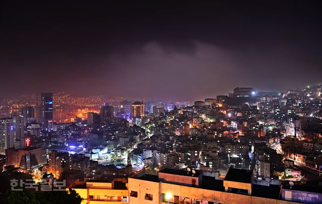 ’역사의 디오라마’ 전망대에서 본 영주동(오른편) 산복도로 야경. 바다 건너 붉은 점으로 보이는 불빛은 영도다.