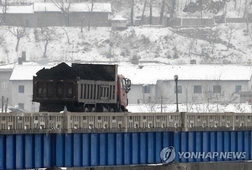 지난해 3월 북한 남양시와 중국 투먼 통상구를 오가는 화물차 모습. 연합뉴스