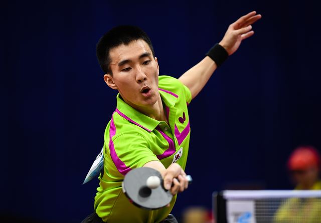 중국 동부 장쑤성 우시에서 열린 국제탁구연맹(ITTF) 아시아선수권대회 남자 단체전 8강전 단식 경기에서 이상수가 왕춘팅(홍콩)의 볼을 받아 넘기고 있다. 우시=신화연합뉴스